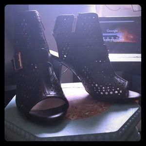Stylish Black Heels (size 9)